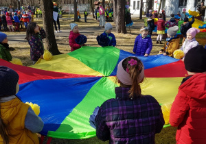 Dzieci uczestniczą w imprezie powitania wiosny w MDK